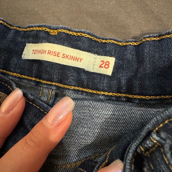 Levi’s 721 skinny jeans in dark wash! - Picture 2 of 2